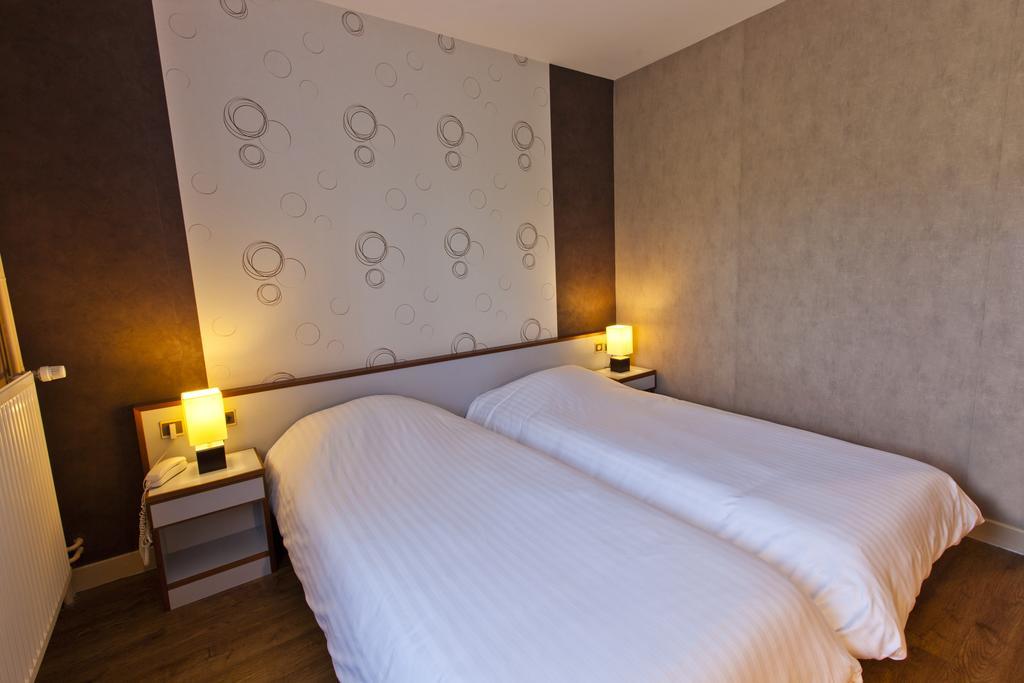 Cit'Hotel Du Circuit Magny-Cours Bagian luar foto