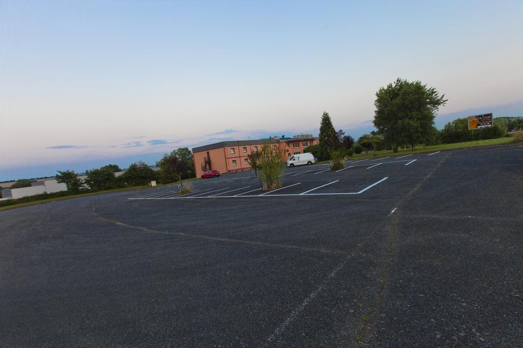 Cit'Hotel Du Circuit Magny-Cours Bagian luar foto